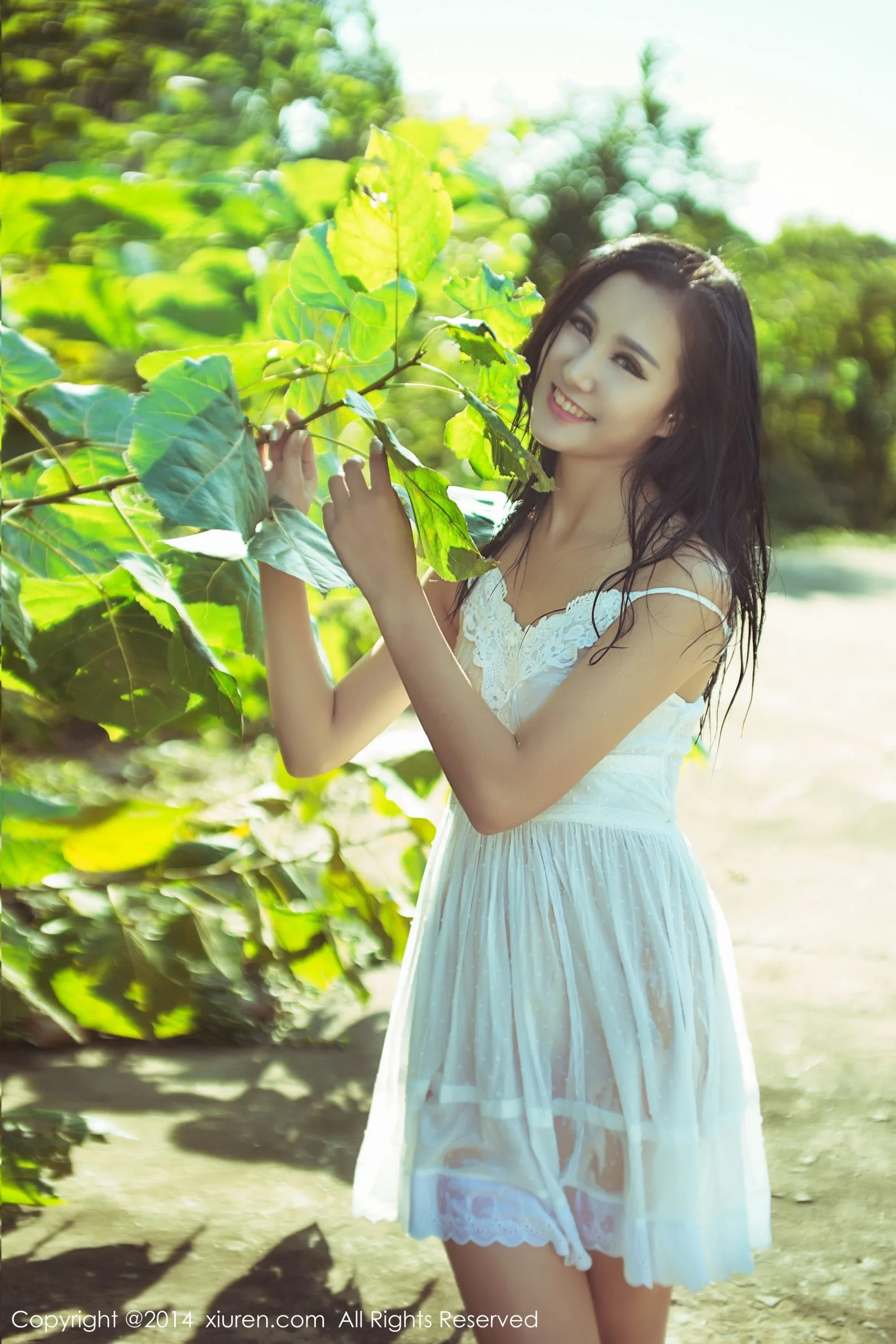 [XIUREN秀人网] Liu Weila - Buổi chụp ảnh ngoài trời dưới ánh nắng chói chang - 32