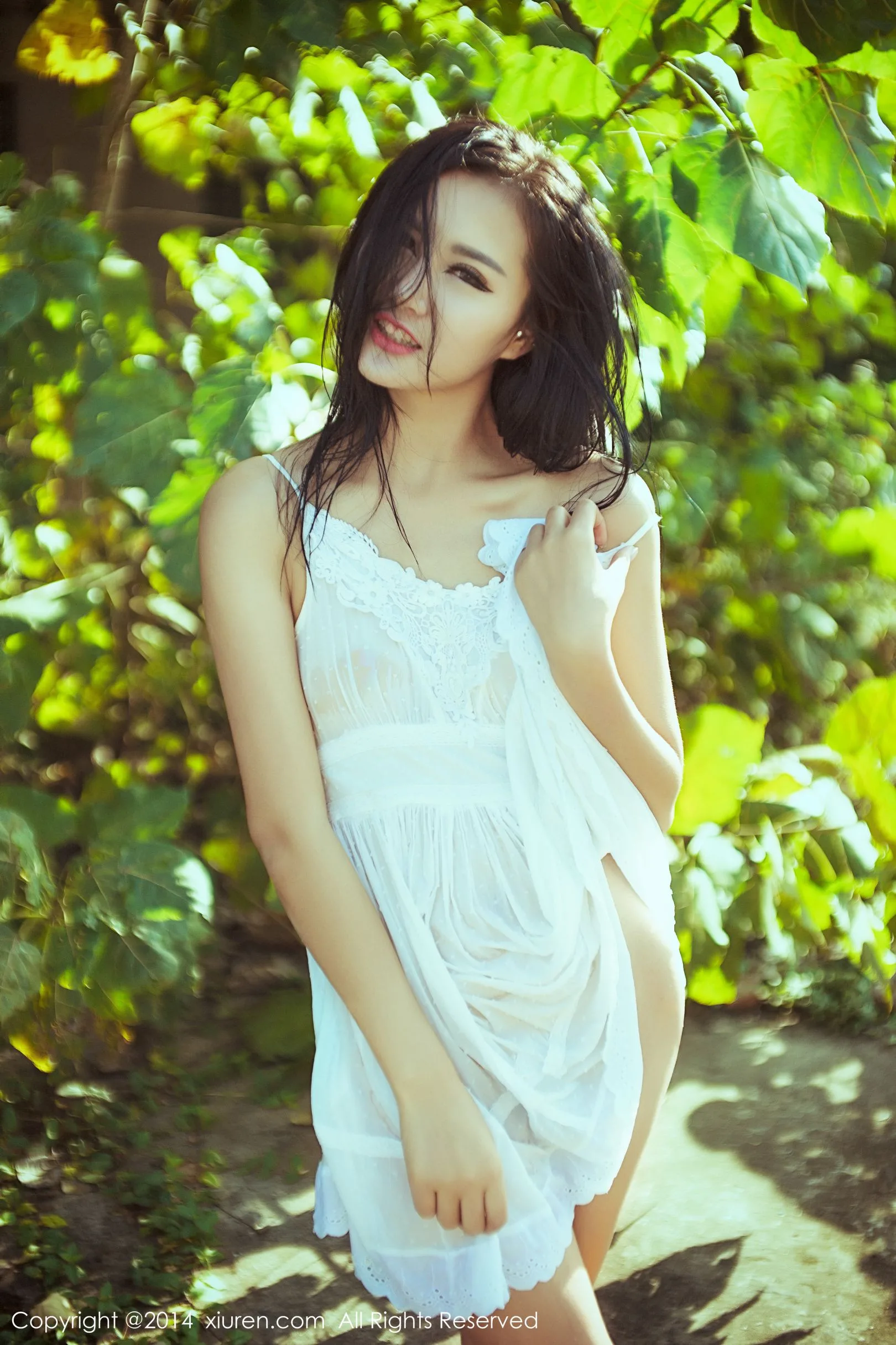 [XIUREN秀人网] Liu Weila - Buổi chụp ảnh ngoài trời dưới ánh nắng chói chang - 35